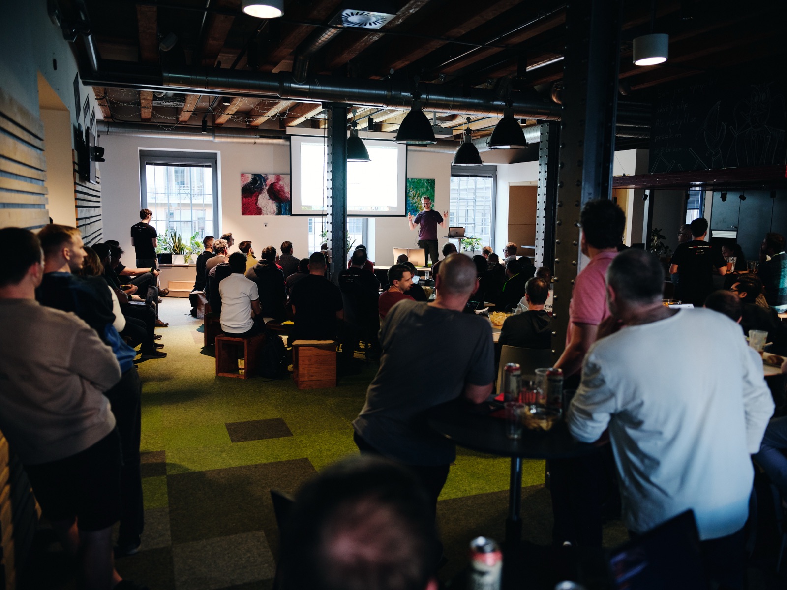 Crowd watching live demos at Etnetera